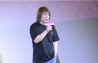 搖滾天王伍佰現身影廳　騎檔車載林志玲穿梭巷弄避風雨