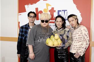 樂團邊剝柚子邊受訪　自嘲畫面超荒謬