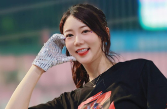 啦啦队「大嫂」证实怀孕含泪引退！球星老公献花逼哭全场