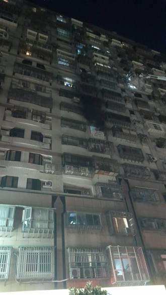 土城社區大樓突竄火煙 7樓客廳起火！住戶倉皇逃生