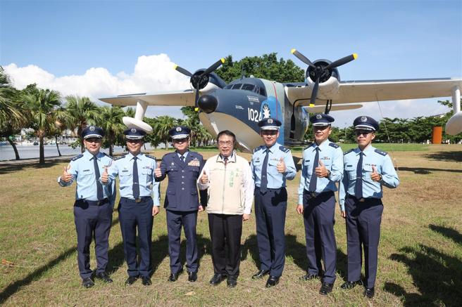 为推动全民国防教育及保存军史文化，臺南市政府向国防部申请S-2A反潜机等8架除役军机，陈展于「安平港滨歷史公园」等地，昨日特别举办「除役军机臺南展示」感谢仪式，由市长黄伟哲主持，并邀请空军代表共同见证，象徵军民同心、齐心推动全民国防。（记者黄迪明摄）
