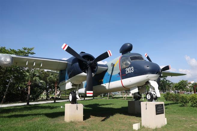 为推动全民国防教育及保存军史文化，臺南市政府向国防部申请S-2A反潜机等8架除役军机，陈展于「安平港滨歷史公园」等地，昨日特别举办「除役军机臺南展示」感谢仪式，由市长黄伟哲主持，并邀请空军代表共同见证，象徵军民同心、齐心推动全民国防。（记者黄迪明摄）