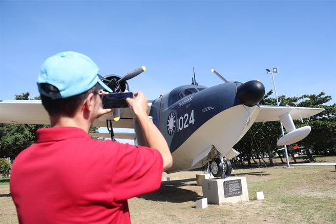 除役军机陈展于安平港滨歷史公园，吸引不少军事迷前来拍照一睹风采。（记者黄迪明摄）