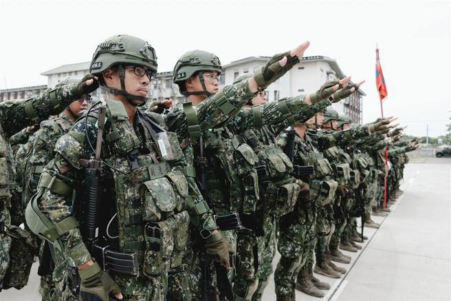 43砲指部砲2營砲2連官兵齊心協力，完成年度基地進訓任務。（43砲指部提供）