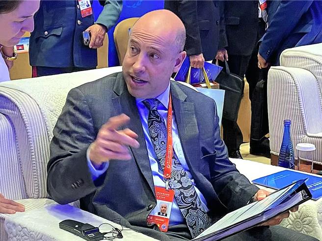 美国国防部副助理部长蔡斯（Michael Chase）赴北京参加「香山论坛」，北京官方称呼其为「陈思茂」，而非英文译名，代表了政治风向的敏感变化。（蓝孝威摄）