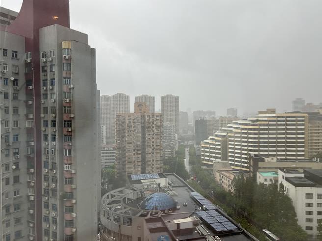 颱风贝碧佳上午7点30分前后在上海浦东临港新城登陆，城市景色呈灰濛濛一片，并刮起强风、降下强雨。（朱绍圣摄）