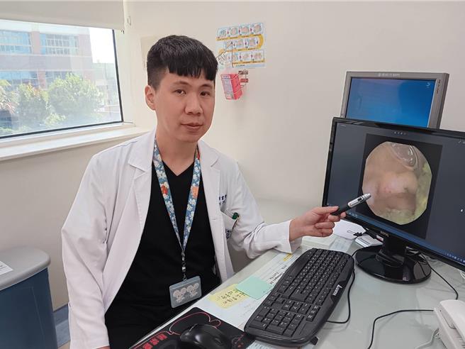 兒童醫學部小兒腸胃科胡書瑋醫師筆指處即為小腸潰瘍以及出血。（院方提供／李京昇台中傳真）