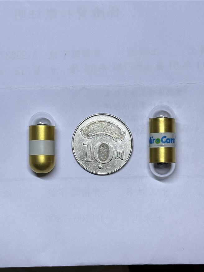 膠囊內視鏡(單鏡頭的膠囊長度約2.5公分左右，雙鏡頭的膠囊長度約3公分左右。（院方提供／李京昇台中傳真）