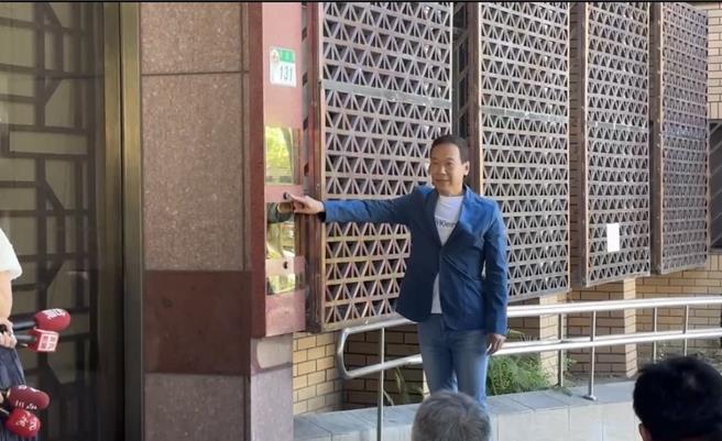 锺小平今(16)日上午赴北检，对曾姸洁、詹江村两人提告诽谤罪。（图赖佩璇摄）