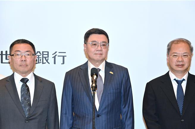 明年度媒体政策及业务宣导费较今年法定预算增加近6亿元，涨幅高达65％，且在野党质疑宣传费偏重特定媒体。行政院长卓荣泰今回应，标案集中特定厂商，他认为是政府问题，将特别注意，未来不允许这样的状况。（行政院提供）