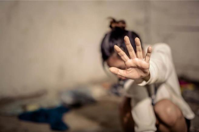 神棍要求女同居人與女兒脫衣互摸後再性侵，法官怒重判。(圖:shutterstock/達志)