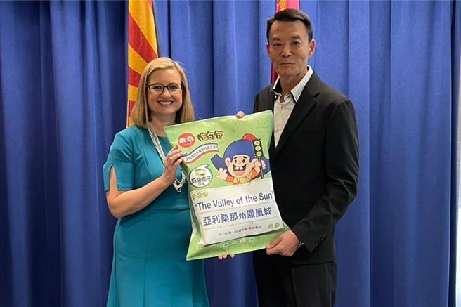 乖乖公司总经理简嘉锋（右）拜会美国凤凰城市长盖雷哥（Kate Gallego），乖乖不只挺在地，更挺进国际。（乖乖提供）