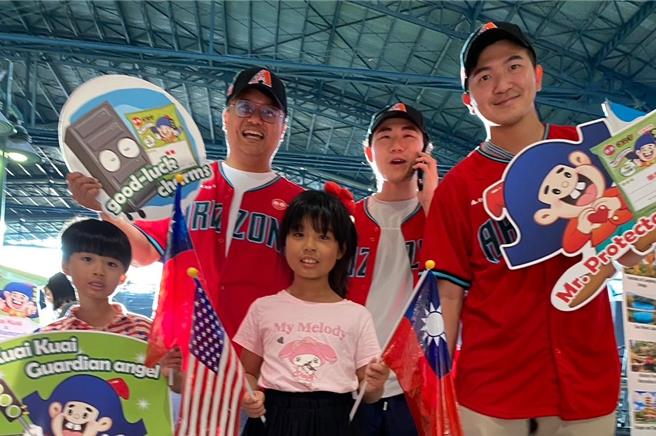 在美的台湾人看到熟悉的乖乖纷纷排队拍照，大呼好想念。（乖乖提供）