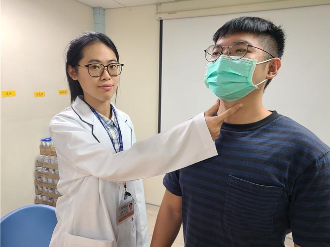 雲林縣中國醫藥大學附設北港媽祖醫院營養師沈彥汝（左）表示吞嚥困難不可輕忽，小心吸入性肺炎、營養不良找上門。（張朝欣攝）