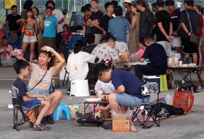 中秋节将至，已有不少人开始烤肉，环境部16日提醒，记得确认烤肉使用卡式炉、小瓦斯炉及瓦斯喷枪的瓦斯罐已经用完，并单独打包、加注示警、交给资收。（本报资料照片）