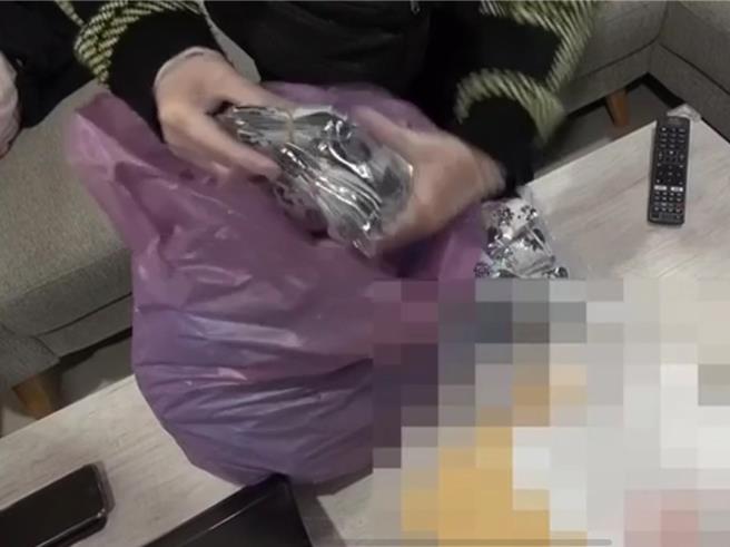 台中市刑大侦三队今年3月依情资循线拘捕涉嫌贩毒的许姓男子，许为规避查缉甚至将毒品藏于垃圾袋、鞋柜为掩护，仍遭警方查出718包毒品咖啡包、21包恺他命，初估市值破百万。（民眾提供／潘虹恩台中传真）