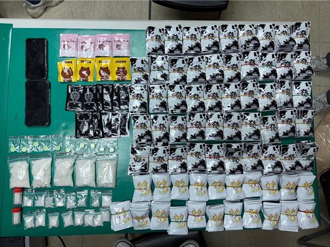 台中市刑大侦三队今年3月依情资循线拘捕涉嫌贩毒的许姓男子，许为规避查缉甚至将毒品藏于垃圾袋、鞋柜为掩护，仍遭警方查出718包毒品咖啡包、21包恺他命，初估市值破百万。（台中市刑大提供／潘虹恩台中传真）
