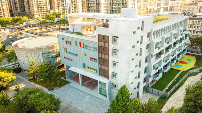 位於北大特區的桃子腳國中小校舍擴建工程完工，第三期校舍延續既有校園的極簡概念，以後製清水模意象展現桃子腳的建築美學，引入周邊綠景的視覺體驗，期望提供全體師生更好的校園環境。圖/新北市政府提供