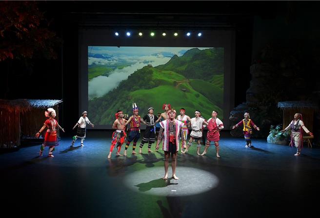 由花莲县政府培育的专业乐舞人才「阿勒飞斯文化艺术团」，为协助花莲振兴震后的观光产业，即日起至10月底止，将免费演出乐舞剧「汎札莱．花莲」，藉此展现花莲坚毅的韧性，向外表达「花莲依然美好」。（花莲县政府提供／罗亦晽花莲传真）