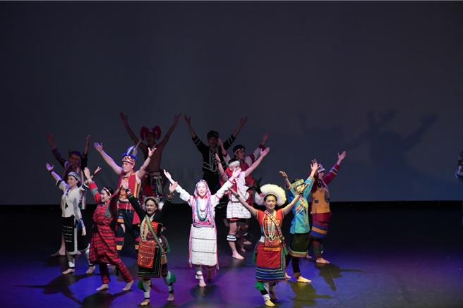 由花莲县政府培育的专业乐舞人才「阿勒飞斯文化艺术团」，为协助花莲振兴震后的观光产业，即日起至10月底止，将免费演出乐舞剧「汎札莱．花莲」，藉此展现花莲坚毅的韧性，向外表达「花莲依然美好」。（花莲县政府提供／罗亦晽花莲传真）