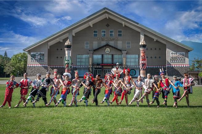 由花莲县政府培育的专业乐舞人才「阿勒飞斯文化艺术团」，为协助花莲振兴震后的观光产业，即日起至10月底止，将免费演出乐舞剧「汎札莱．花莲」，藉此展现花莲坚毅的韧性，向外表达「花莲依然美好」。（花莲县政府提供／罗亦晽花莲传真）