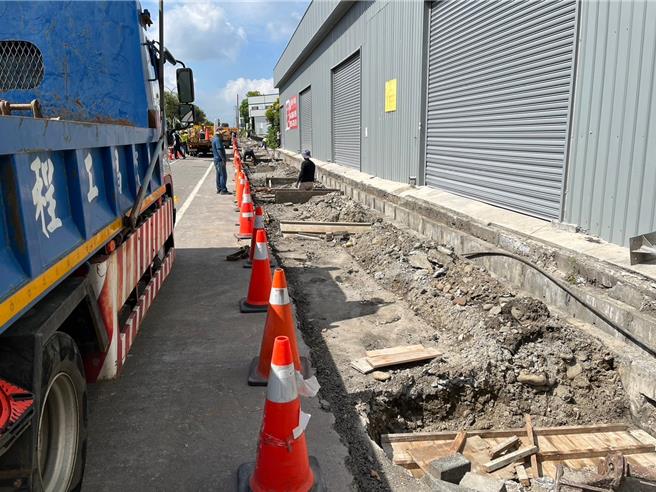 大甲义和里中山路一段与重义三路口人行道年久失修。（李京升摄）