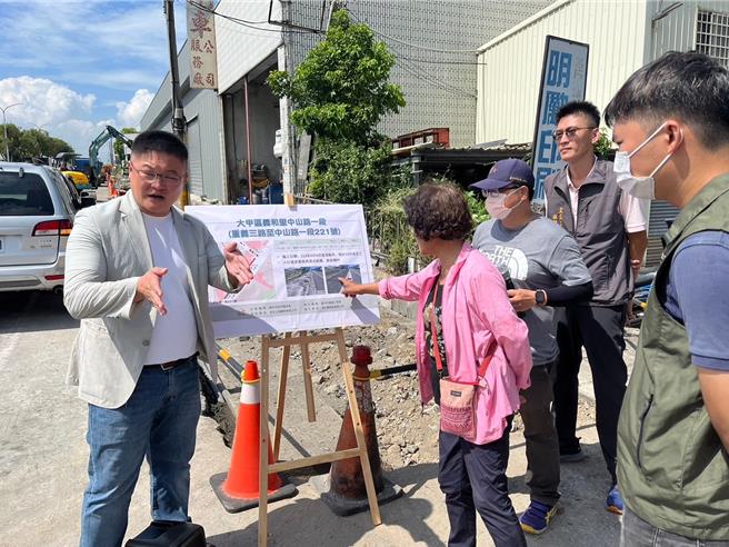 市议员施志昌今天到场关心。（李京升摄）