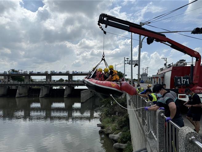 彰化縣花壇鄉83歲李姓老翁14日失足跌落圳溝遭洪水沖走，消防局人員經過2天搜尋，遺體今天上午在和美洋仔厝排水被發現，由消防局打撈上岸。（消防局提供／葉靜美彰化傳真）
