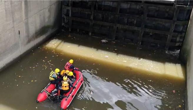 彰化縣花壇鄉83歲李姓老翁14日失足跌落圳溝遭洪水沖走，消防局人員經過2天搜尋，遺體今天上午在和美洋仔厝排水被發現，由消防局打撈上岸。（消防局提供／葉靜美彰化傳真）