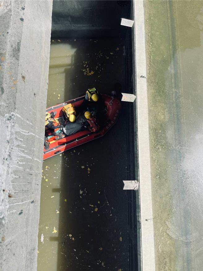 彰化縣花壇鄉83歲李姓老翁14日失足跌落圳溝遭洪水沖走，消防局人員經過2天搜尋，遺體今天上午在和美洋仔厝排水被發現，由消防局打撈上岸。（消防局提供／葉靜美彰化傳真）