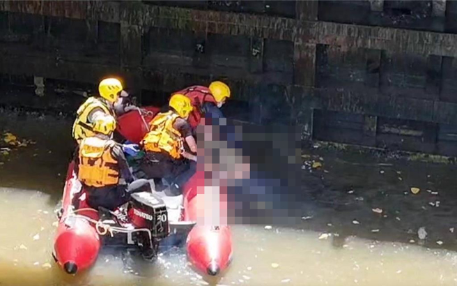 彰化縣花壇鄉83歲李姓老翁14日失足跌落圳溝遭洪水沖走，消防局人員經過2天搜尋，遺體今天上午在和美洋仔厝排水被發現，由消防局打撈上岸。（消防局提供／葉靜美彰化傳真）