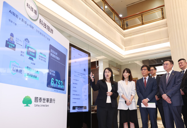 行政院長卓榮泰（右二）16日視察「國泰世華商業銀行臨櫃關懷阻詐執行情形」，並聽取銀行防詐簡報。（陳俊吉攝）