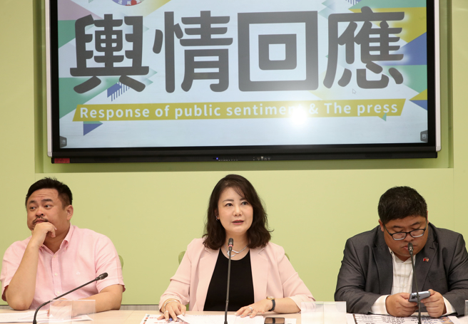 民进党立院党团干事长吴思瑶（中）16日召开舆情回应记者会。（刘宗龙摄）