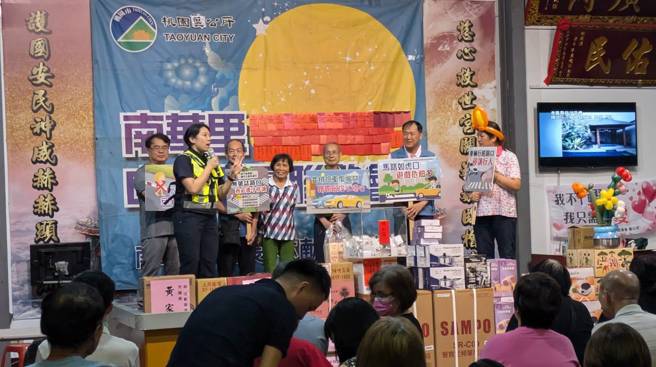 桃園警分局歡慶中秋，結合各里辦公處，宣導交安、婦幼安全及反詐。（翻攝畫面）