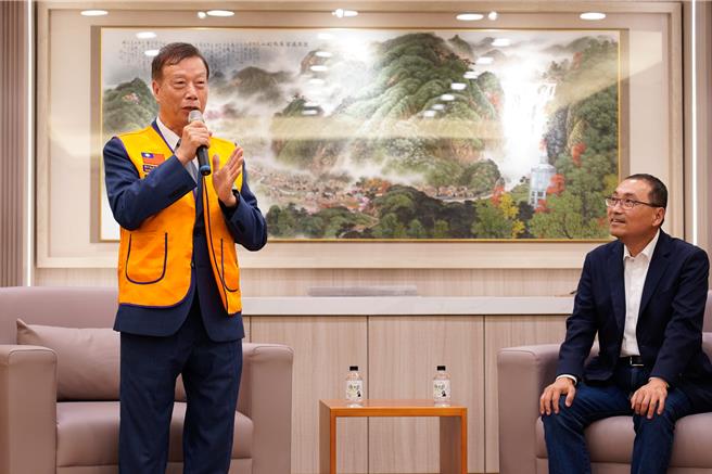 新北市土城獅子會第17屆會長鄭鉀運（左）今（16）日捐贈新北市第4輛復康巴士，協助長者及行動不便者，希望土城獅子會能持續懷著感恩的心發揮愛心，服務社會、服務新北市。（新北市社會局提供）