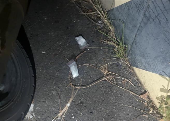 蕭姓竊嫌見警方圍捕丟棄身上的毒品。（翻攝畫面）