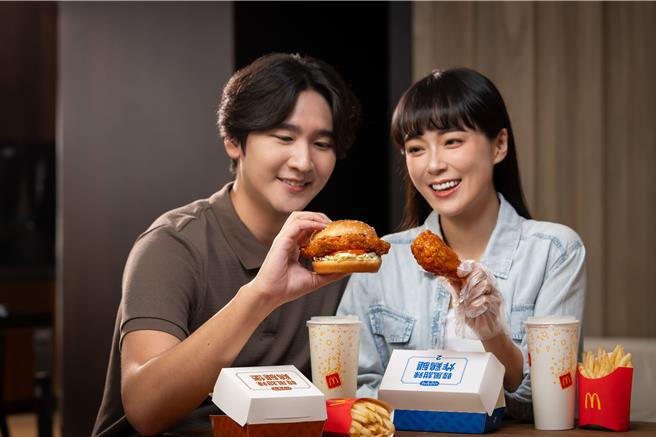 麥當勞「韓風甜辣炸雞腿」、「韓風甜辣雞腿堡」，自18日起至10月22日開賣，經典套餐189元起。（麥當勞提供／朱世凱台北傳真）