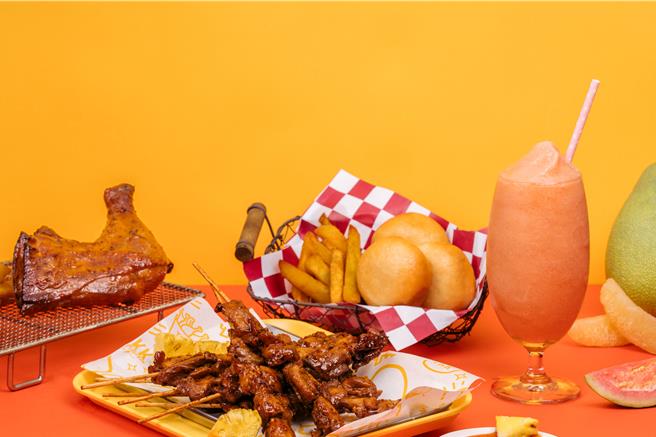 頂呱呱順應中秋創意推「金鳳炭燒雞腿串」2入99元、「柚見紅心雪泥」75元起。（頂呱呱提供／朱世凱台北傳真）