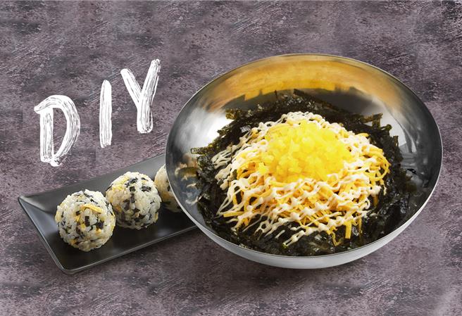 Bonchon本村韓式炸雞推內用憑教師證或學生證，免費招待「DIY韓式飯糰」。（本村炸雞提供／朱世凱台北傳真）