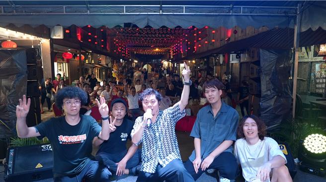 黄子轩与其团体〈黄子轩与山平快〉受邀至马来西亚演出。（客家电视提供）
