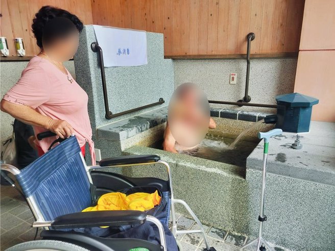 宜兰县苏澳冷泉园区为了便利肢体障碍人士体验冷泉，凡肢体障碍者（须持证明手册）及陪伴者，可免费体验冷泉高级冷热双池汤屋。（民眾提供／吴佩蓉宜兰传真）