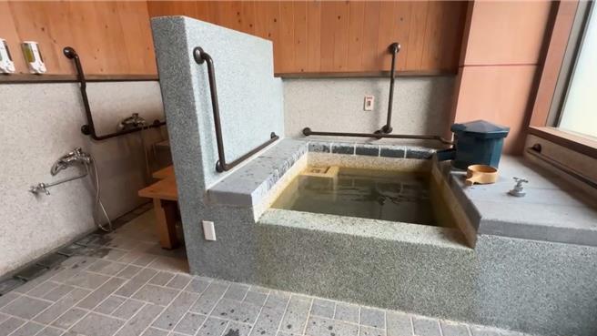 宜兰县苏澳冷泉园区为了便利肢体障碍人士体验冷泉，凡肢体障碍者（须持证明手册）及陪伴者，可免费体验冷泉高级冷热双池汤屋。（民眾提供／吴佩蓉宜兰传真）