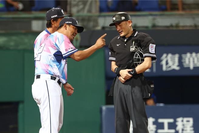 富邦悍將總教練陳金鋒（左前）本季第3度被趕出場。（富邦悍將提供）