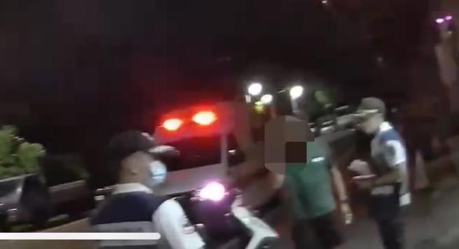 高雄大寮区两家人为了烤肉太吵大打出手，5人受伤送医后进派出所互控伤害。（民眾提供／郭良杰高雄传真）