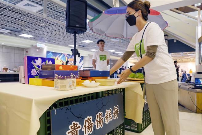 中秋節烤肉已成台灣特有活動，綠色和平與倡議夥伴大享食育協會16日共同舉辦「月來月貴一氣候通膨中秋市集」記者會，呼籲在通貨膨脹影響下，每年都是最貴的中秋節，近10年受到極端氣候影響，中秋烤肉常見的肉類、海鮮、蔬菜、伴手禮，漲幅達3至9成，呼籲政府重視「氣候通膨」所帶來的衝擊，盡速研擬對策。（鄧博仁攝）