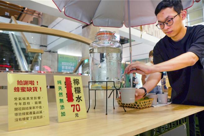 中秋節烤肉已成台灣特有活動，綠色和平與倡議夥伴大享食育協會16日共同舉辦「月來月貴一氣候通膨中秋市集」記者會，呼籲在通貨膨脹影響下，每年都是最貴的中秋節，近10年受到極端氣候影響，中秋烤肉常見的肉類、海鮮、蔬菜、伴手禮，漲幅達3至9成，呼籲政府重視「氣候通膨」所帶來的衝擊，盡速研擬對策。（鄧博仁攝）