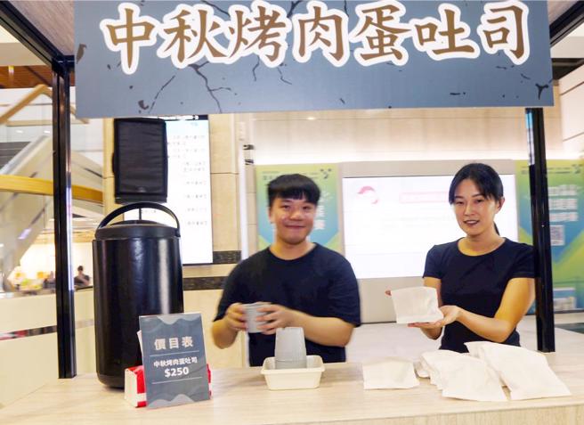 中秋節烤肉已成台灣特有活動，綠色和平與倡議夥伴大享食育協會16日共同舉辦「月來月貴－氣候通膨中秋市集」記者會，呼籲在通貨膨脹影響下，每年都是最貴的中秋節，近10年受到極端氣候影響，中秋烤肉常見的肉類、海鮮、蔬菜、伴手禮，漲幅達3至9成，呼籲政府重視「氣候通膨」所帶來的衝擊，盡速研擬對策。（鄧博仁攝）