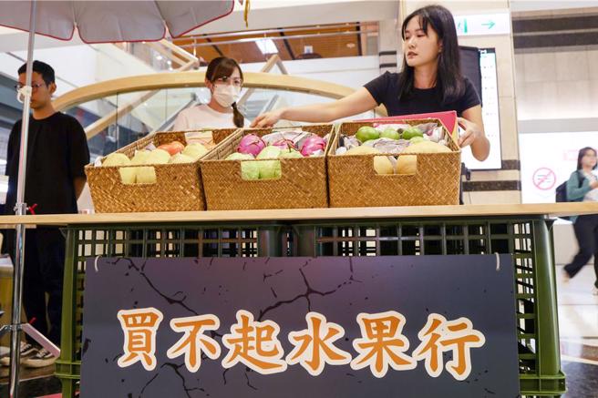 中秋節烤肉已成台灣特有活動，綠色和平與倡議夥伴大享食育協會16日共同舉辦「月來月貴一氣候通膨中秋市集」記者會，呼籲在通貨膨脹影響下，每年都是最貴的中秋節，近10年受到極端氣候影響，中秋烤肉常見的肉類、海鮮、蔬菜、伴手禮，漲幅達3至9成，呼籲政府重視「氣候通膨」所帶來的衝擊，盡速研擬對策。（鄧博仁攝）