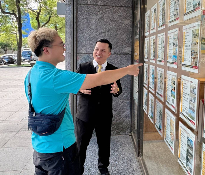 永庆不动产许昊衡(图右)表示，房仲就是要诚实告知不能隐瞒，将资讯完整提供，让客户做出最适合的决定。图片来源：永庆房产集团