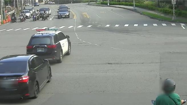 高雄楠梓警方14日下午接获民眾称孩子病危请求帮忙，警方于是派出警车帮助民眾就医。（警方提供／林瑞益高雄传真）